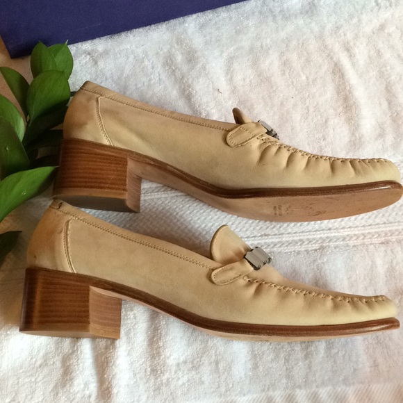 Stuart Weitzman 9M beige/cream moccasins - Picture 4 of 8